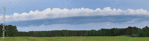Panorama z lasem i chmurami burzowymi nad lasem na Pojezierzu Drawskim
