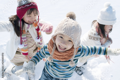 雪原ではしゃぐ子供たち