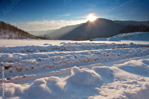 Zachód słońca zimą w górach w mieście górskim Muszyna