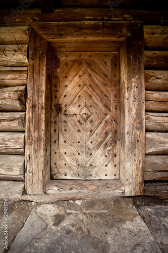 Tradycyjne łemkowskie drzwi w Beskidzie Sądeckim