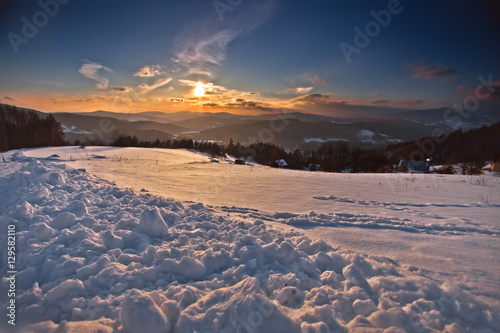 Zachód słońca zimą w górach w mieście górskim Muszyna 