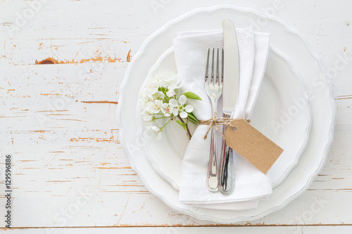 Spring table setting with white flowers
