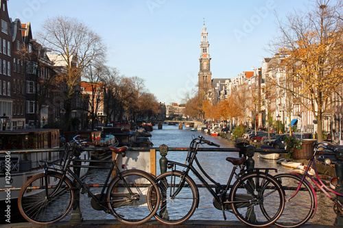 Bicyclettes le long des canaux d'Amsterdam, Pays-Bas