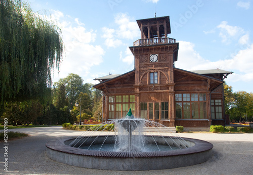 Zabytkowa Pijalnia Wód Mineralnych w Parku Zdrojowym powstała w latach 1880 - 1881, Ciechocinek, Polska