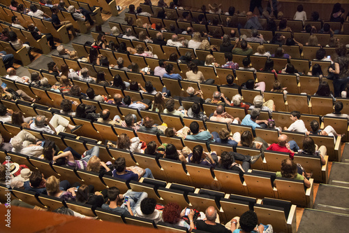 Platea de teatro. Auditorio de teatro con algunos espectadores sentados