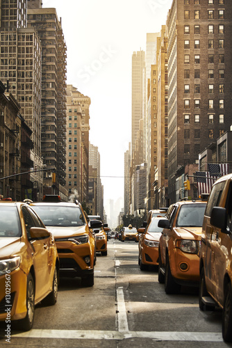 Żółte taksówki na ulicy