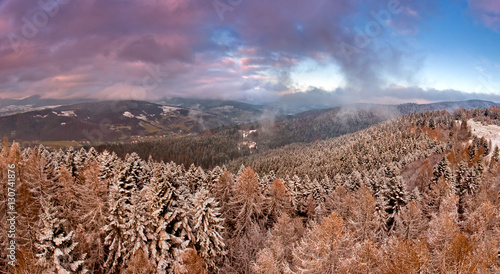 Śnieżny zimowy dzień w górskim mieście Muszyna. Snowy day in the mountain in Muszyna - Poland.