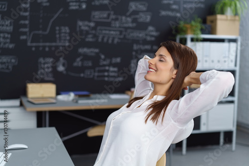 frau im büro macht eine pause und entspannt