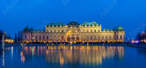 Schloss Belveder im Advent mit Weihnachtsmarkt und Weihnachtsbeleuchtung