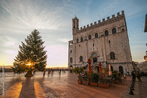 Albero di Natale in piazza grande a Gubbio al tramonto