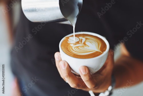kawa latte w kawiarni kawiarni