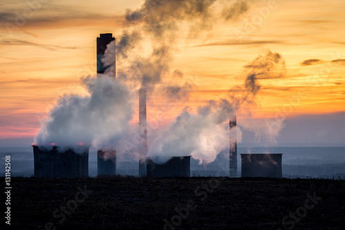 Dymiące kominy elektrowni na Górnym Śląsku