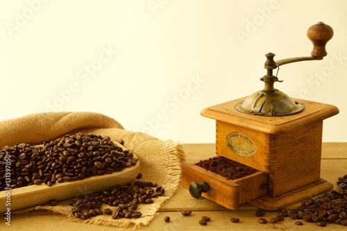 Macinino antico e caffè in grani