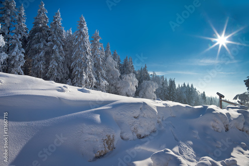 Słoneczny zimowy dzień w Krynicy-Zdrój. Sunny winter day in polish mountain in Krynica-Zdroj.
