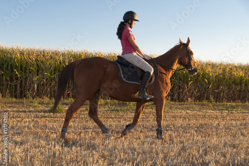 Joven mujer montando a caballo