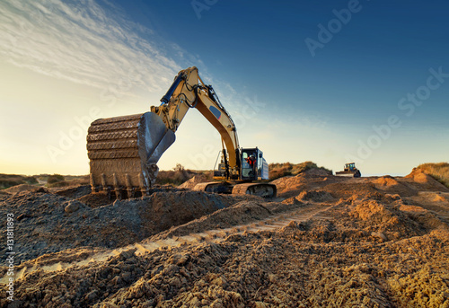 travail sur le chantier le soir