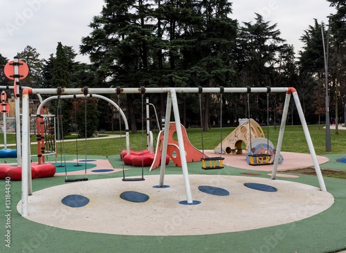 arredo urbano, altalene in un parco cittadino