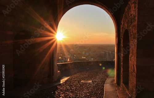 Sorgere del sole da Porta San Giacomo, Bergamo alta, Lombardia, Italia