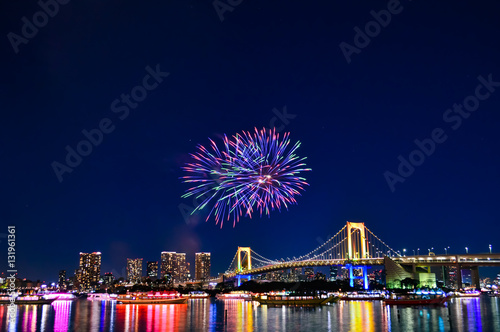 レインボーブリッジと花火