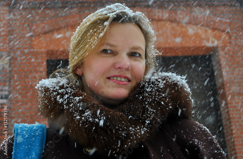 Portret kobiety w śnieżną pogodę