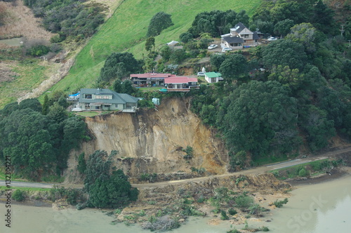 A landslide nearly destroys these houses in New Zealand