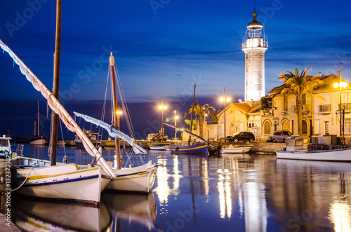 Segelschiffe und Leuchturm bei Nacht in le Grau du Roi, Camargue, Frankreich