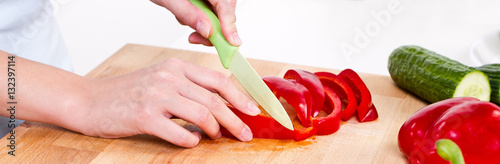 rote paprika in streifen schneiden