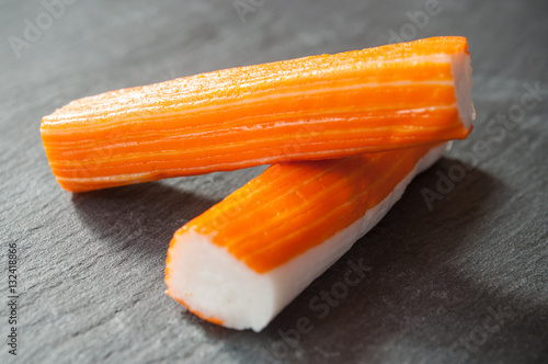 bâtonnets de surimi sur ardoise 