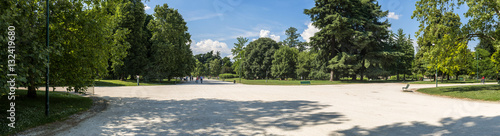 Scorcio panoramico di Parco Sempione a Milano con la piazza e le vie che si svincolano da essa.