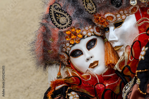 Couple masqué, élégance, raffinement et beauté, costume et masque vénitien durant le Carnaval de Venise en Italie