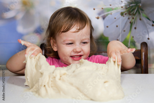 Девочка готовит хлеб, пирог