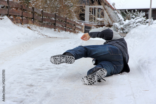 Unfallgefahr im Winter - Ein Mann ist auf der Straße ausgerutscht und hingefallen