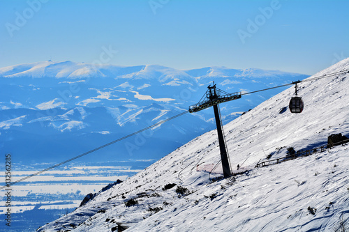 Slowacja 15.02.2015. Kolej gondolowa na Skalnate Pleso w slowackich Tatrach Wysokich. W tle Nizne Tatry.