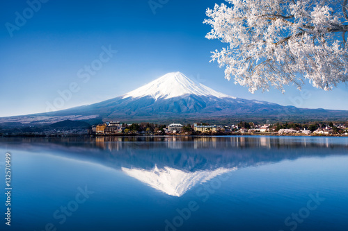 Mt. Fuji und See Kawaguchiko in Japan im Winter