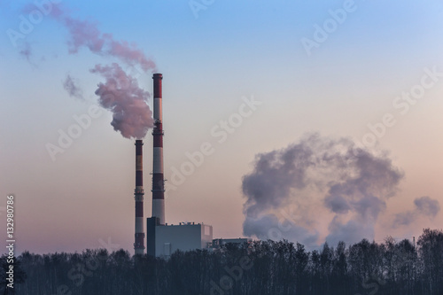 Dymiące kominy elektrociepłowni na Śląsku smog