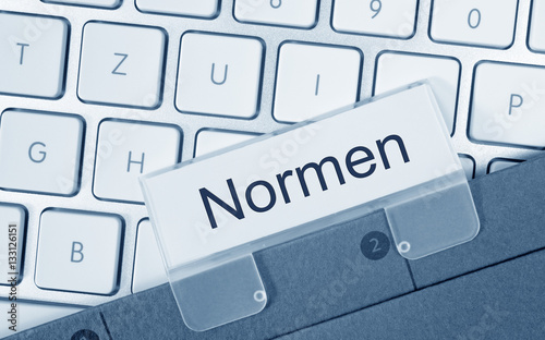 Normen Ordner auf Tastatur im Büro