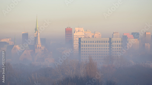 Miasto w smogu. Łódź, Polska.