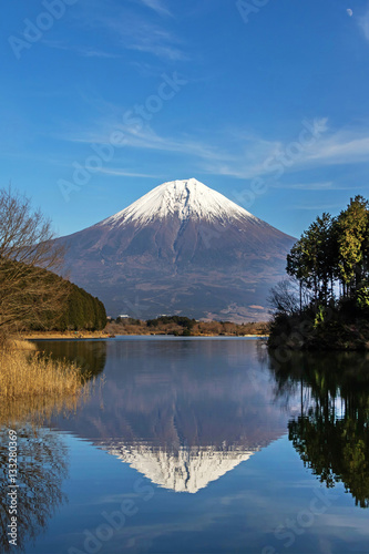 さかさ富士 Mt. Fuji reflected in the water