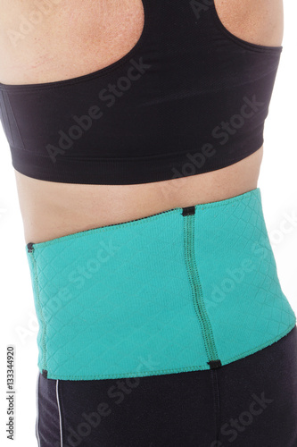 femme senior portant ceinture lombaire de soutien médical