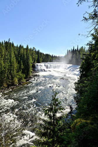 cascade sur une rivière au Canada