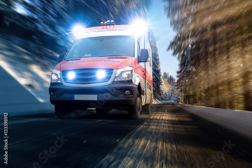 Rettungswagen auf verschneiter Straße