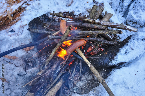 Kiełbaski na ognisku w zimie