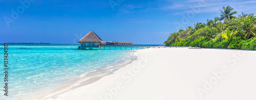 Panorama szerokiej, piaszczystej plaży na tropikalnej wyspie na Malediwach