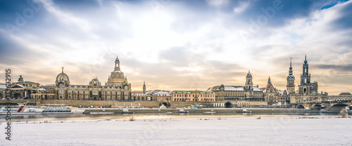 Panorama mit Frauenkirche in Dresden im Winter