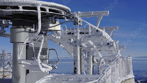 Oblodzony wyciąg narciarski krzesełkowy - górna stacja .