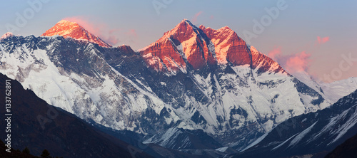 Panoramiczny widok Nepalu w Himalajach w okręgu Solukhumbu (Park Narodowy Sagarmatha) o zachodzie słońca: szczyty Nuptse, Everest, Lhotse