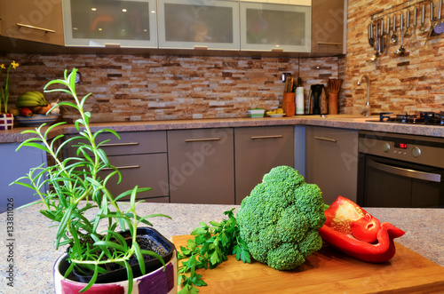 świeże warzywa leżące w kuchni na stole 