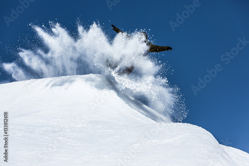 Snowboarder in Schneewolke