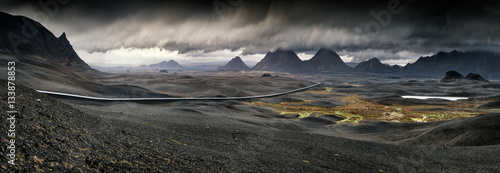 Myvatn, Islandia - Długa kręta droga przez wulkaniczny krajobraz