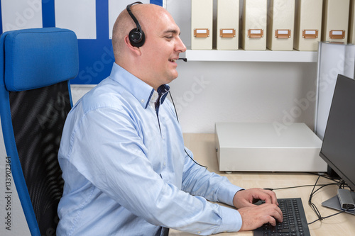 Call Center Mitarbeiter erfasst ein Supportticket